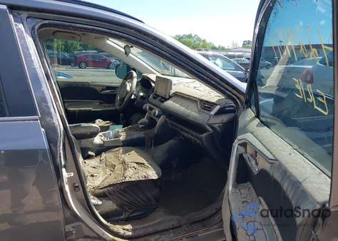 2021 Toyota Rav4 Xle z USA, uszkodzony, nr VIN 2T3P1RFV1MC214257